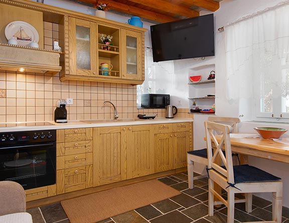 Πλήρως εξοπλισμένη κουζίνα στα Efthymia apartments στη Σίφνο