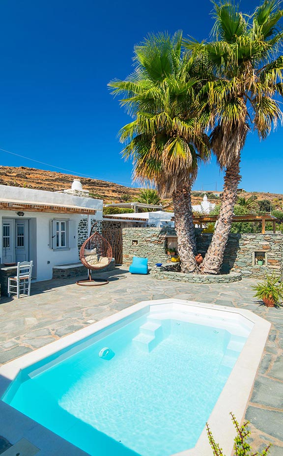 Η πισίνα σε ένα από τα διαμερίσματα στο Efthymia apartments