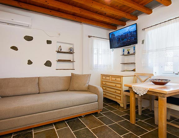 Καθιστικό διαμερίσματος με καναπέ, στο Efthymia apartments στη Σίφνο