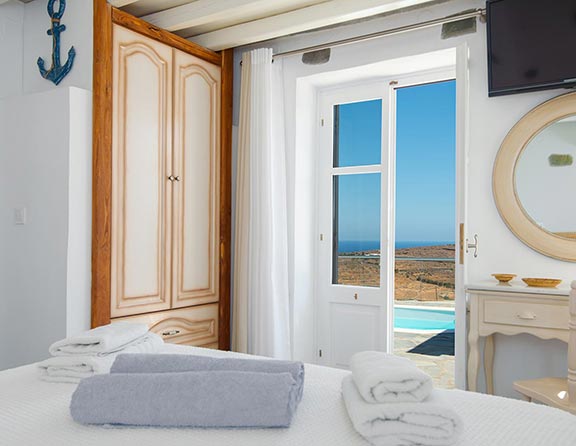 Ευρύχωρο υπνοδωμάτιο με θέα στη θάλασσα