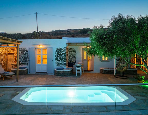 Νυχτερινή φωτογραφία της πισίνας στο Efthymia apartments στη Σίφνο