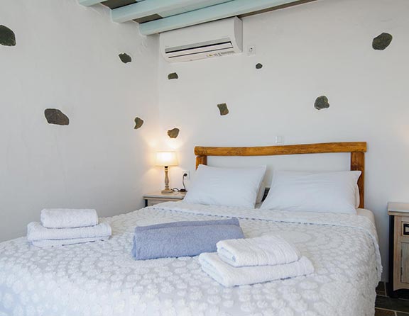 Μοντέρνο υπνοδωμάτιο με διπλό κρεβάτι στο Efthymia apartments στη Σίφνο