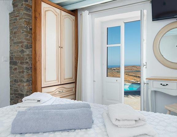 Υπνοδωμάτιο σε ένα από τα διαμερίσματα του Efthymia apartments