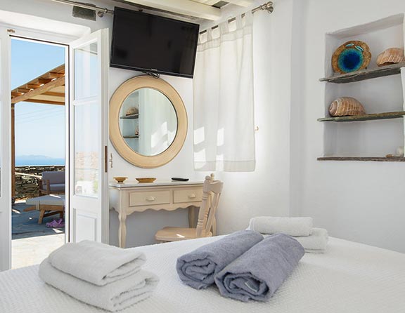 Φωτεινό υπνοδωμάτιο με θέα στη θάλασσα