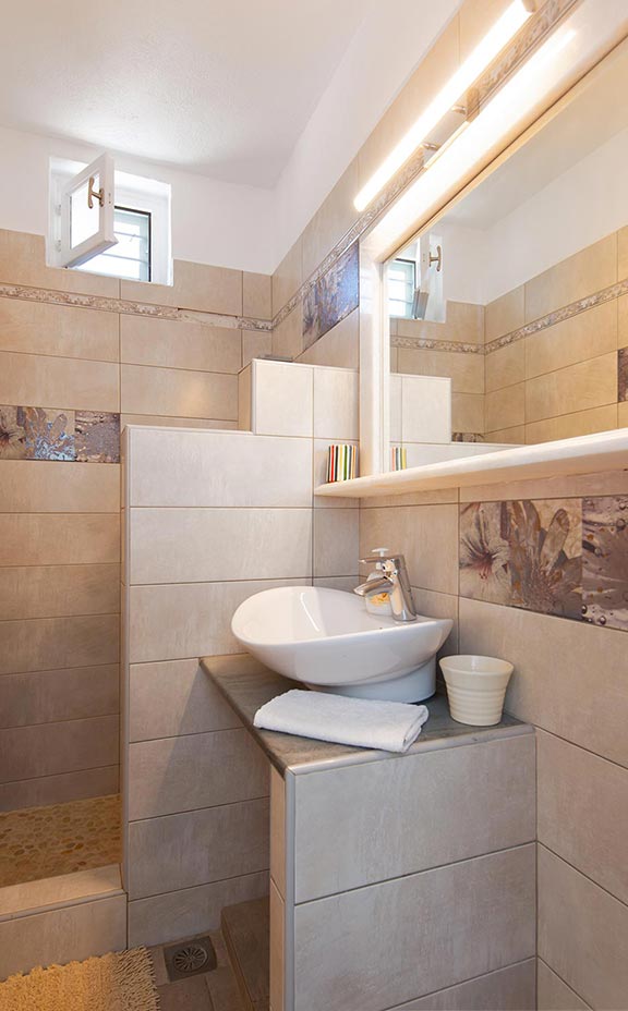 Μοντέρνο μπάνιο σε ένα από τα διαμερίσματα στο Efthymia apartments στη Σίφνο