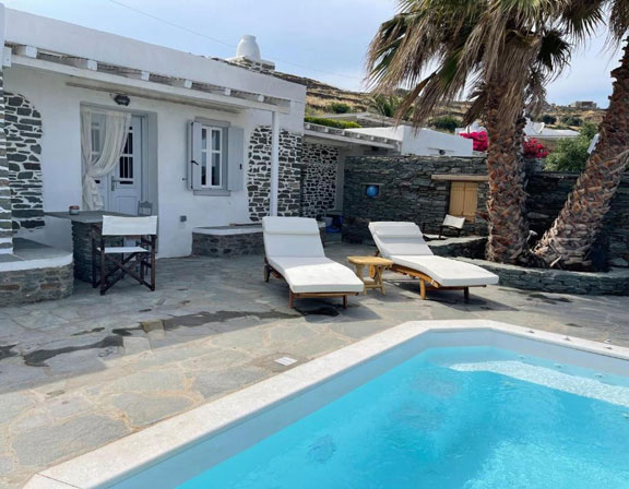 Ιδιωτική πισίνα στα διαμερίσματα Ευθυμία στη Σίφνο