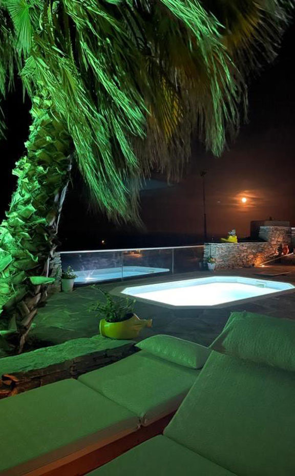 Ιδιωτική πισίνα στα διαμερίσματα Ευθυμία στη Σίφνο