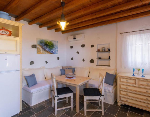 Το τραπέζι φαγητού και η κουζίνα