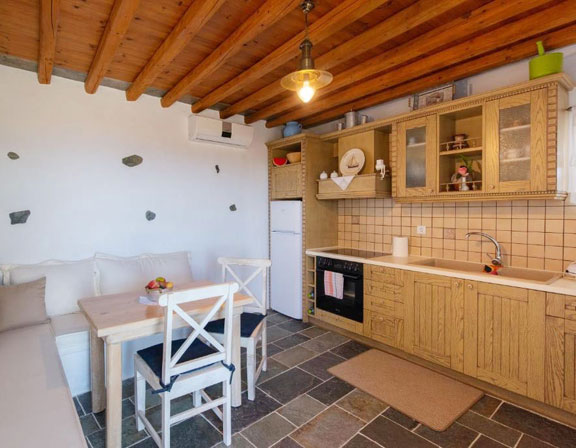 Το τραπέζι φαγητού και η κουζίνα