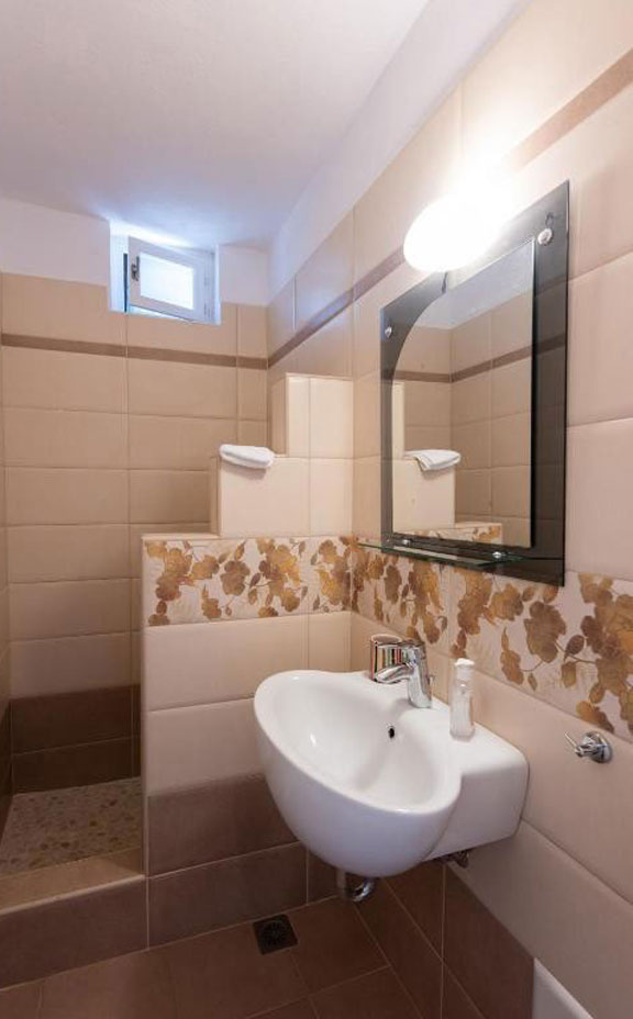 Το μπάνιο στα διαμερίσματα Ευθυμία στη Σίφνο