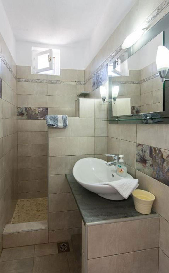 Το μπάνιο στα διαμερίσματα Ευθυμία στη Σίφνο