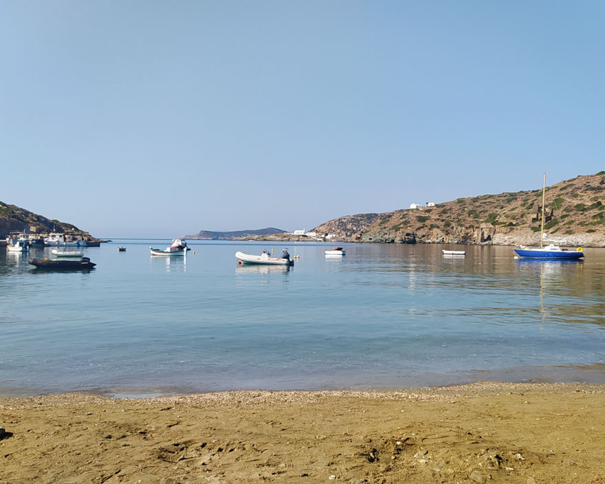 Η παραλία στον Φάρο με θέα στη Χρυσοπηγή