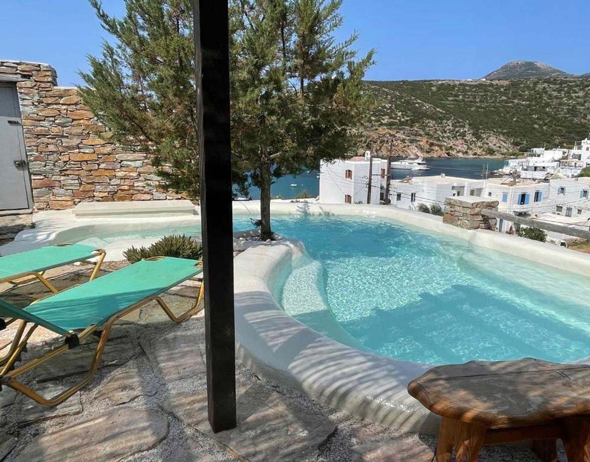 Ιδιωτική πισίνα και αυλή στο διαμέρισμα 1