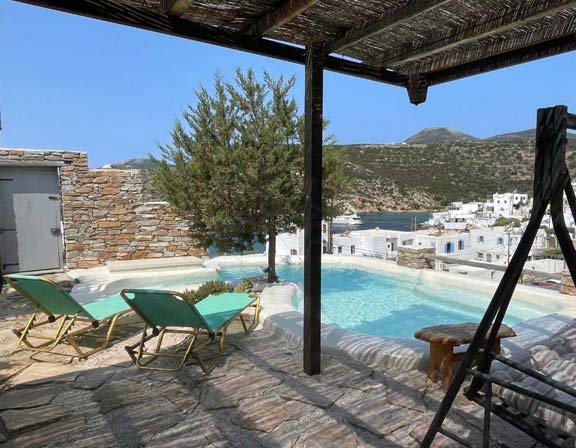 Ιδιωτική πισίνα και αυλή στο διαμέρισμα 1