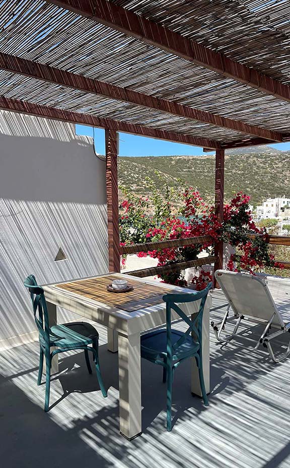 Μεγάλο μπαλκόνι με θέα στη θάλασσα