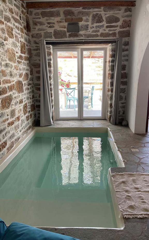 Εσωτερική πισίνα και υδρομασάζ στο διαμέρισμα 2