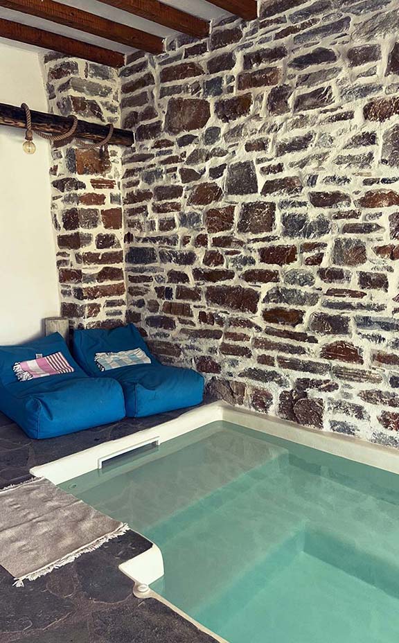 Εσωτερική πισίνα και υδρομασάζ στο διαμέρισμα 2