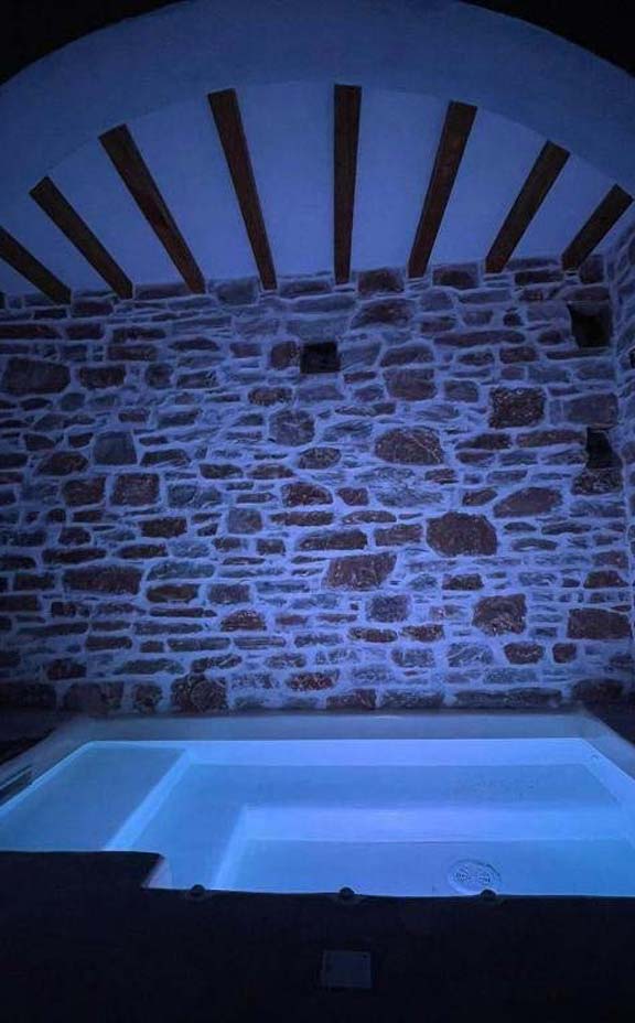 Εσωτερική πισίνα και υδρομασάζ στο διαμέρισμα 2