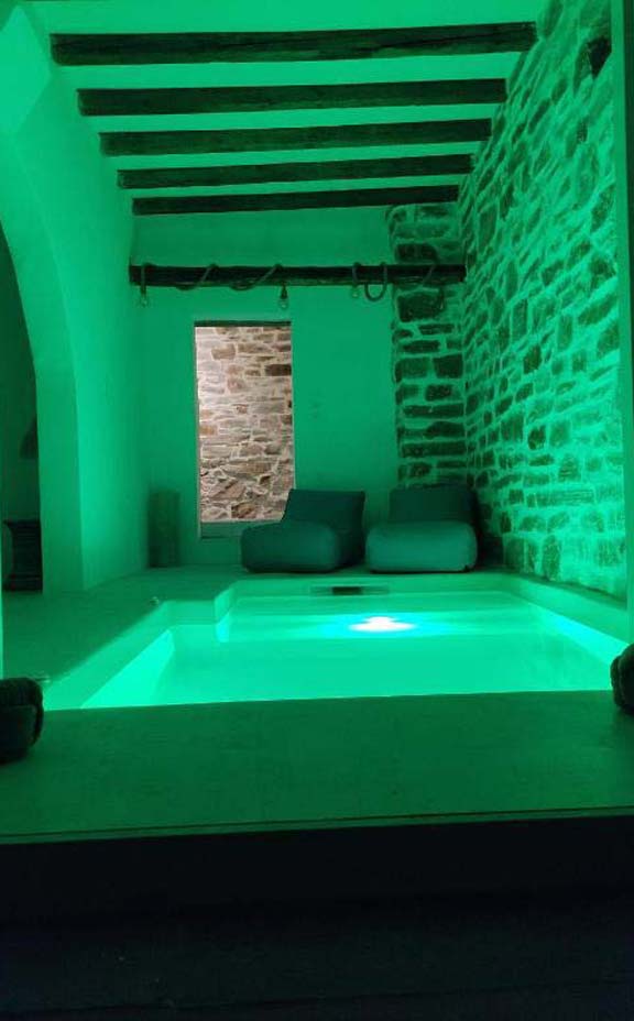 Εσωτερική πισίνα και υδρομασάζ στο διαμέρισμα 2