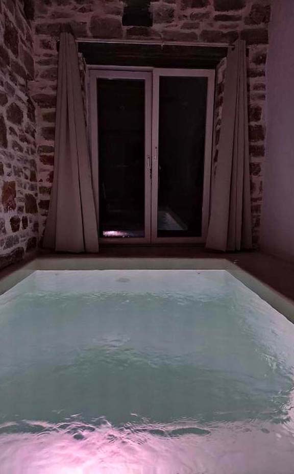 Εσωτερική πισίνα και υδρομασάζ στο διαμέρισμα 2