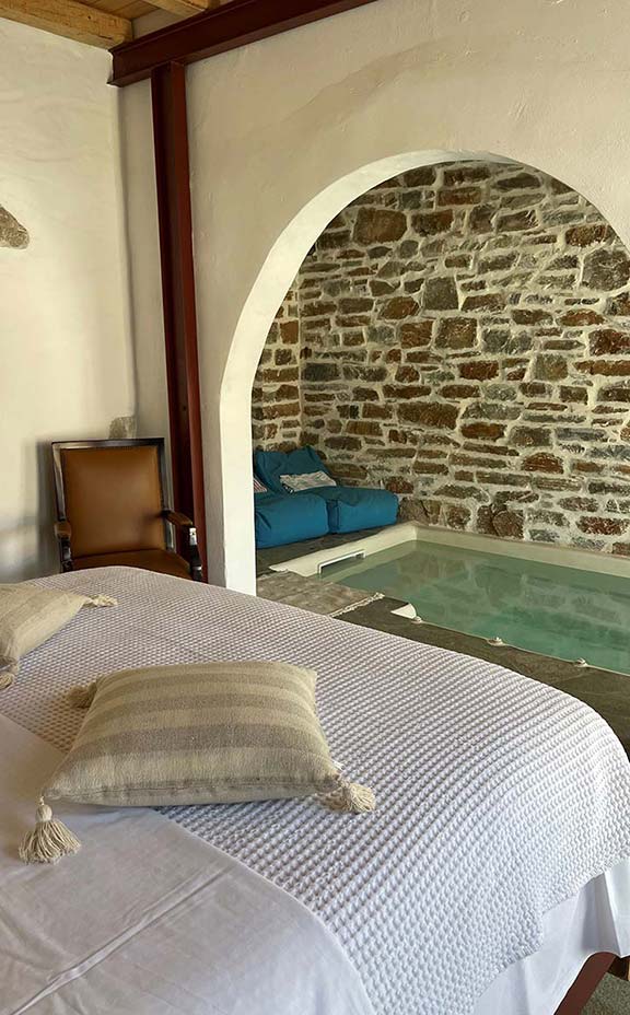 Εσωτερική πισίνα και υδρομασάζ στο διαμέρισμα 2