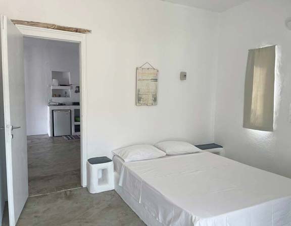 Υπνοδωμάτιο με διπλό χτιστό κρεβάτι στο διαμέρισμα 3