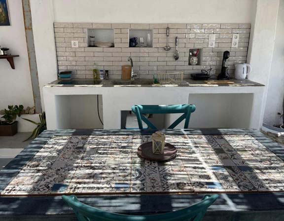 Κουζίνα και τραπέζι φαγητού σε εξωτερικό χώρο