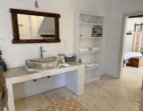 Το μεγάλο μπάνιο στο διαμέρισμα 4