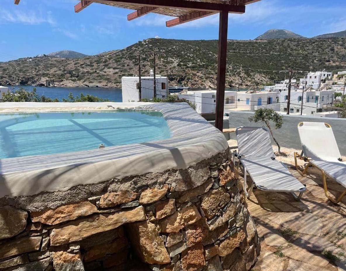 Ιδιωτική πισίνα και αυλή στο διαμέρισμα 5