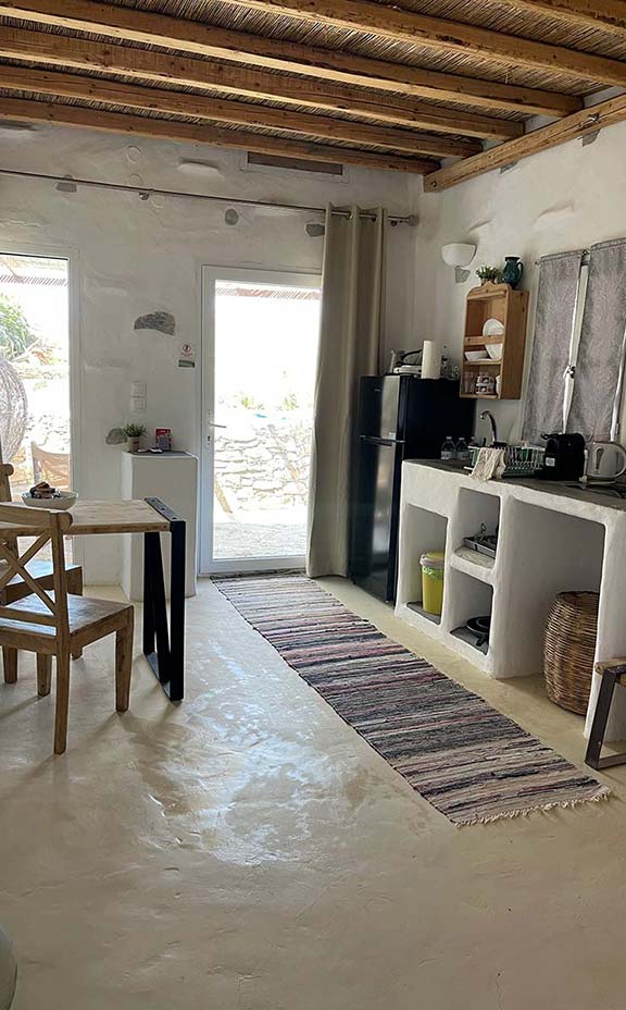 Κουζίνα και τραπέζι φαγητού